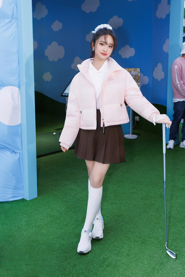 elby and Sandy胶囊限定系列趣玩发布新葡京一起趣果岭 FILA GOLF X Sh(图3)